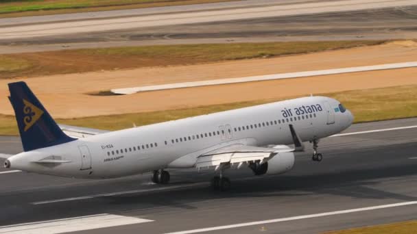 Пхукет Таиланд Февраля 2023 Года Средний Выстрел Пассажирского Самолета Airbus — стоковое видео