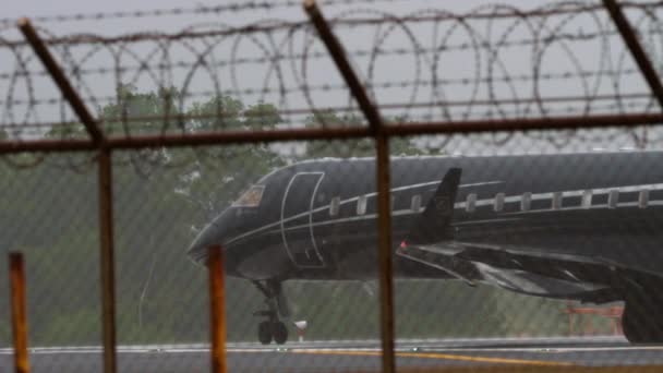 Huket Tajlandia Styczeń 2023 Samolot Pasie Startowym Gotowy Startu Deszcz — Wideo stockowe