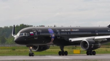 NOVOSIBIRSK, RUSYA FEDERASYONU - 15 Temmuz 2022: Lujo Art Joy Livery ile Azur Air 'in yolcu uçağı kalkıştan önce piste iniyor. Turizm ve seyahat kavramı