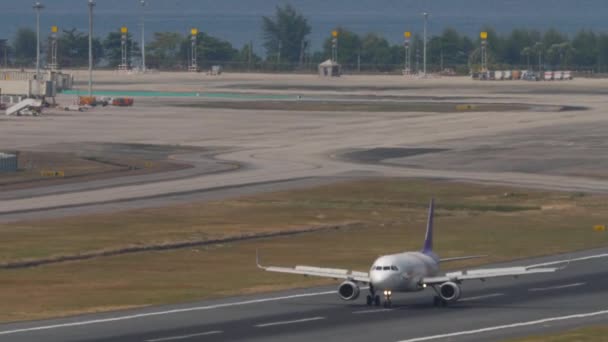 タイのプーケット 2023年2月13日 プーケット空港に到着した飛行機エアバスA320 232 Txm フロントビュー 海を背景に フラップアップ 速度ダウン — ストック動画