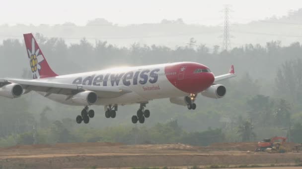 Phuket Tailandia Febrero 2023 Airbus A340 313 Jmd Edelweiss Air — Vídeos de Stock