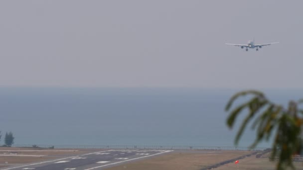Felvételek Egy Leszállás Felé Közeledő Felismerhetetlen Utasról Repülőgép Landolt Tengerből — Stock videók
