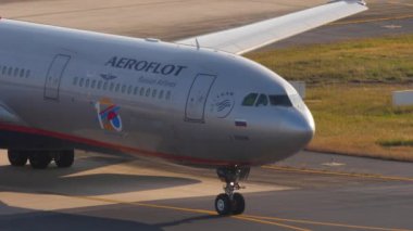 PHUKET, THAILAND - 8 Şubat 2023: Phuket Havaalanında taksicilik yapan Aeroflot Airbus A330 yolcu uçağı, orta atış. Uçak piste doğru dönüyor. Taksideki görüntülü uçak.