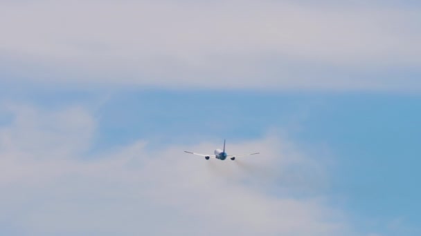 后视镜 无法辨认的喷气式飞机在飞行 飞机在天空中的轮廓 长镜头 旅游概念 — 图库视频影像