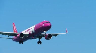 PHUKET, THAILAND - 10 Şubat 2023: Airbus A321, Phuket Havaalanı 'na VietJet Hava İnişi' nden HS-VKM. Uçak iniyor, yan görüş. Vietnam Jet Air, Vietnam 'dan gelen uluslararası ucuz bir havayolu şirketidir.