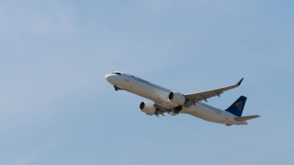 Phuket Thailand 2023年2月8日 阿斯塔纳航空公司的商业飞机在普吉机场起飞 客机收回起落架 概念旅游和旅行 — 图库视频影像