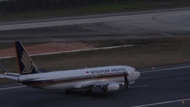 タイのプーケット 2023年2月8日 プーケット空港での旅客機ボーイング737シンガポール航空の出発の映像 離陸する飛行機 — ストック動画