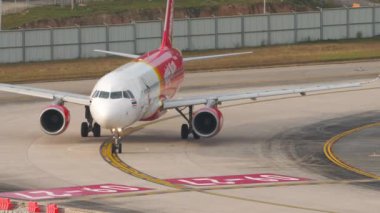 PHUKET, THAILAND - 13 Şubat 2023: Airbus A320 VietJet Air Amazing Thailand Livery taksiing at Phuket Airport. Turizm ve seyahat kavramı