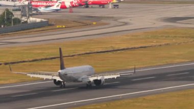 PHUKET, THAILAND - 13 Şubat 2023: Phuket havaalanına indikten sonra fren yapan Astana Havayolcusu Airbus A321. Fren yaparken flaplar yukarı. Uçak geldi, havaalanı.
