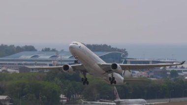 PHUKET, THAILAND - 13 Şubat 2023: Airliner Airbus A330-343, B-LAL Cathay Pacific Phuket Havaalanı 'ndan havalanır. Yolcu uçağının kalkış görüntüleri. Turizm ve seyahat kavramı