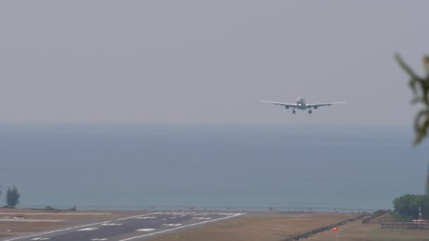 Düsenpassagierflugzeug Beim Landeanflug Hintergrund Des Meeres Ein Verkehrsflugzeug Mit Einer — Stockvideo