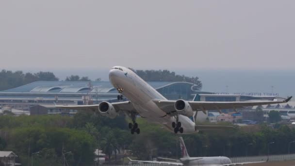 Phuket Tailandia Febrero 2023 Airliner Airbus A330 343 Lal Cathay — Vídeos de Stock