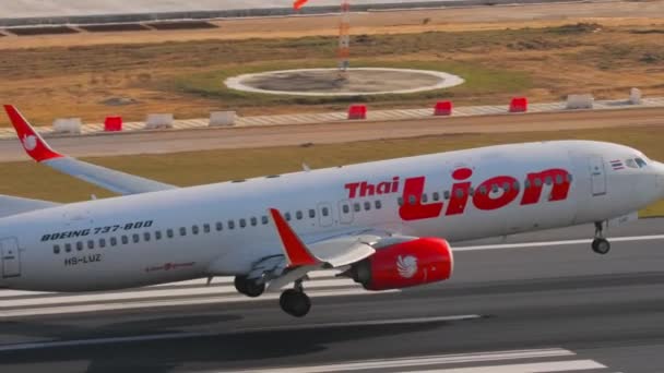 Phuket Thailand Şubat 2023 Yan Görüş Tayland Aslanı Nın Boeing — Stok video