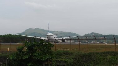 PHUKET, THAILAND - 31 Ocak 2023: Uzak çekim, El Al 'in Boeing 787 Dreamliner' ı Phuket Havaalanı 'ndaki pistte. El Al Havayolları İsrail. Turizm ve seyahat kavramı