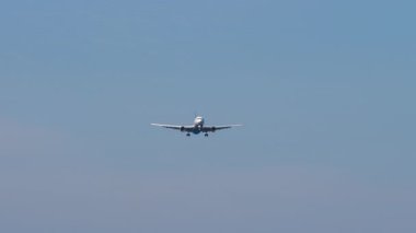 Tanımlanamayan yolcu uçağı iniş yapmak üzere, aşağıdan görünüyor. Turizm ve seyahat kavramı