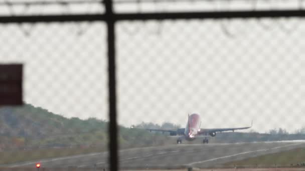 Aviones Comerciales Reacción Aceleran Despegan Aeropuerto Phuket Vista Trasera Avión — Vídeos de Stock