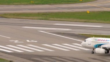 SOCHI, RUSSIA - A320-232 sefer sayılı Airbus A320-232, RA-73695 Yamal Havayolları Sochi havaalanındaki piste iniyor. Yolcu uçuşu, uçak görünümü