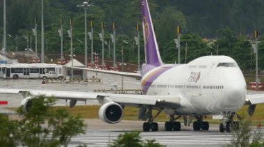 PHUKET, THAILAND - 02 Aralık 2016: Tayland Havayolları 'nın geniş gövdeli Boeing 747' si Phuket havaalanından kalkmadan önce pistin başlangıcına doğru hareket ediyor. Jumbo jet. Turizm ve seyahat kavramı