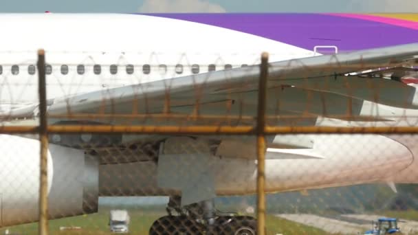 タイのプーケット 2016年11月26日 タイ航空エアバス330 Tetは プーケット空港での離陸前に滑走路にタクシーを運行しています 側面図は 滑走路上の飛行機に乗る — ストック動画