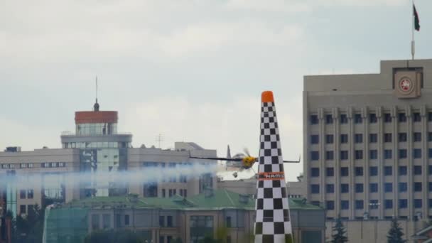 カザフスタン ロシア連邦 2019年6月15日 Red Bull Air Raceのスポーツ航空機競技会 飛行機は空中で危険なスタントを実行します — ストック動画