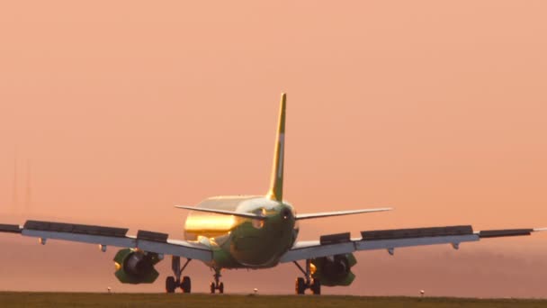 日落时喷气式飞机降落在机场后刹车的镜头 一架飞机到达的电影镜头 拍到了 拍到了后视镜 旅行和航空概念 — 图库视频影像