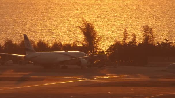 Flugzeuge Rollen Goldenen Abendlicht Auf Dem Flugplatz Filmaufnahmen Einer Passagiersilhouette — Stockvideo