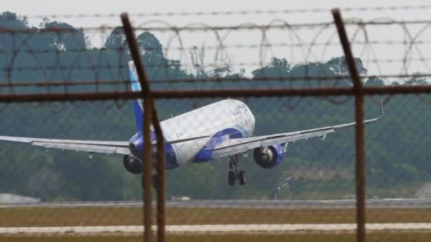 Phuket ไทย มกราคม 2023 Airbus A321 ของอ นเด ยไปลงจอดส สและเบรกท — วีดีโอสต็อก