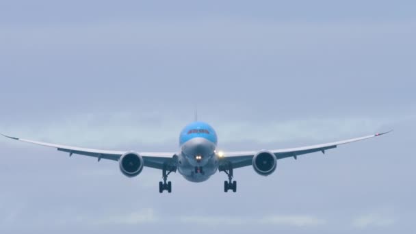 2023年2月1日 Tui 787型機がプーケット空港に着陸する前に近づいています 飛行機が飛び 正面の景色 — ストック動画