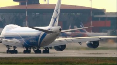 MOSCOW, Rusya Federasyonu - 30 Temmuz 2021: Sheremetyevo havaalanındaki Boeing 747 AirBridgeCargo, arka görüş. Nakliye gemisi kalkıştan önce hızlanır.