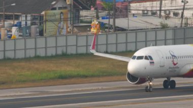 PHUKET, THAILAND - 13 Şubat 2023: Airbus A320, Vietnam Jet Air Amazing Thailand Livery taksicilik Phuket Havaalanında. Havaalanındaki uçak. Turizm ve seyahat kavramı