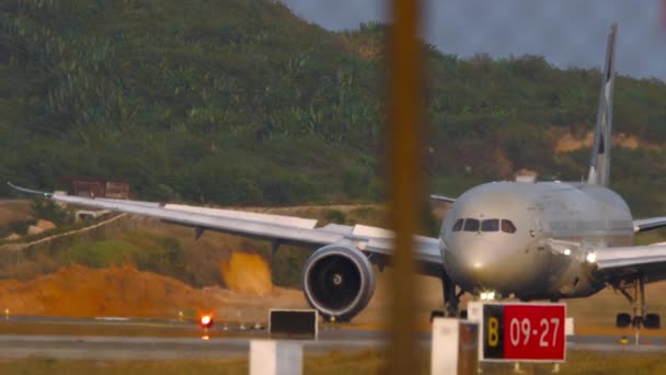 Phuket Tailandia Enero 2023 Aviones Pasajeros Etihad Frenando Después Aterrizar — Vídeos de Stock