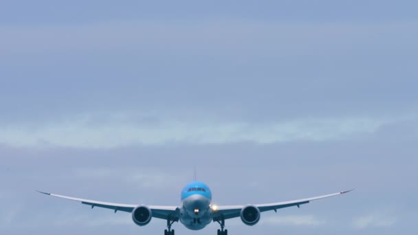 Широкофюзеляжный Самолет Приближается Перед Посадкой Аэропорту Пхукета Самолет Летит Спускается — стоковое видео