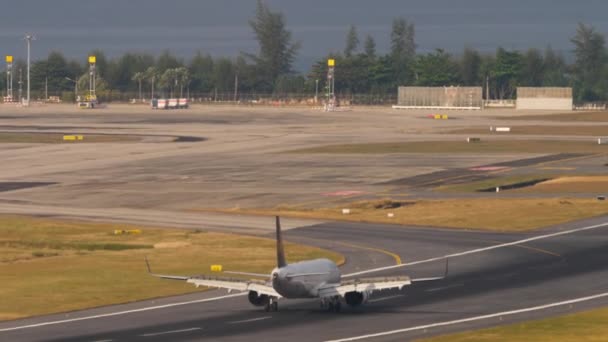 Passagierflugzeug Bremst Nach Der Landung Klappen Beim Bremsen Auf Flug — Stockvideo