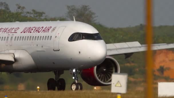 Phuket Thailand February 2023 Airbus A320 324U Dari Juneyao Airlines — Stok Video