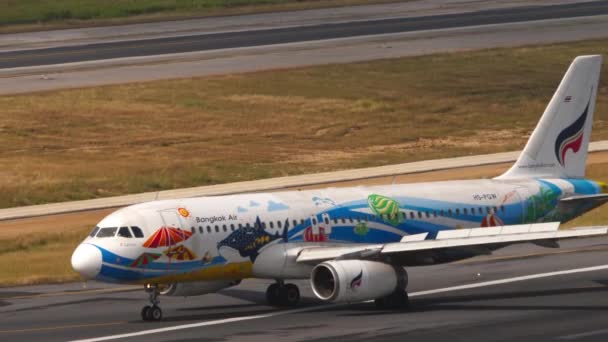 タイのプーケット 2023年2月23日 Airbus A320 232 バンコク航空のHs Pgwプーケット空港に着陸した後のサムイ リベリー ブレーキ 航空機のフラップアップ — ストック動画