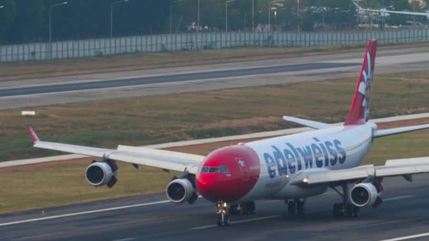 Phuket Thailand Helmikuu 2023 Matkustajalentokone Airbus A340 313 Jme Edelweiss — kuvapankkivideo