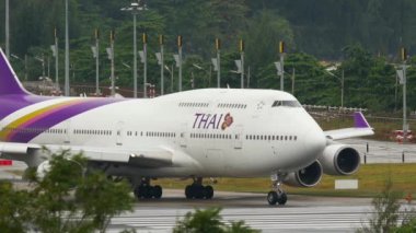 PHUKET, THAILAND - 02 Aralık 2016: Phuket havaalanından kalkmadan önce Tay Havayolları 'nın Boeing 747 pistinde taksicilik. Jumbo jet. Turizm ve seyahat kavramı