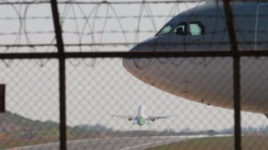 PHUKET, THAILAND - 10 Şubat 2023: SalamAir Airbus A321, Phuket Havaalanı. Uçak kalkıyor. Havaalanında uçak, kokpit manzaralı. SalamAir Umman 'ın bütçeli havayolu şirketidir.