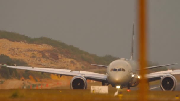 Cestující Nepoznatelný Letoun Přistání Zpomalí Výhled Zepředu Přes Plot Letiště — Stock video