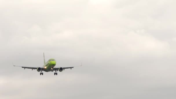 Avión Irreconocible Acercándose Aterrizaje Vista Frontal Avión Pasajeros Vuela Cielo — Vídeo de stock
