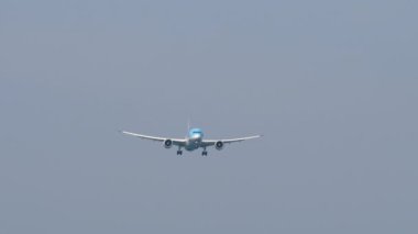 PHUKET, THAILAND - 24 Şubat 2023: Boeing 787-8 Dreamliner, TUI 'den G-TUII Phuket havaalanına inmeden önce yaklaşıyor. Yolcu uçağı geliyor. Uçak sineklerinin ön görüntüsü