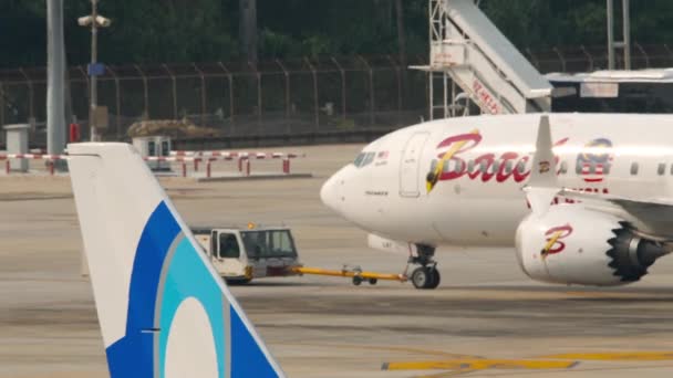Phuket Thailand Φεβρουαριου 2023 Τρακτέρ Τραβάει Boeing 737 Max Lrt — Αρχείο Βίντεο