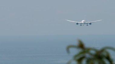 İnişten önce yaklaşan bir uçağın ön görüntüsü. Uçağın düşüşü, ön manzara. Tanımlanamayan jet sinekleri