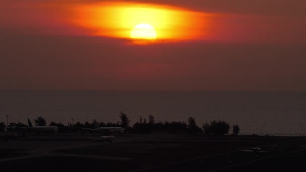 Lotnisko Lotnisko Świetle Zachodu Słońca Zdjęcia Sylwetki Samolotu Blasku Zachodu — Wideo stockowe