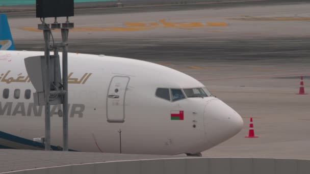 Phuket Thailand 2023年2月25日 阿曼航空737 Max在普吉机场 驾驶舱侧视图 航站楼的载客船旅游和旅行概念 — 图库视频影像
