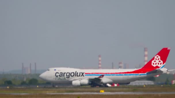 Novosibirsk Federación Rusa Junio 2020 Boeing 747 Cargolux Rodando Aeropuerto — Vídeos de Stock
