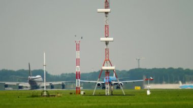 AMSTERDAM, NETHERLANDS - 27 Temmuz 2017: KLM Airlines 'ın jet yolcu uçağı Amsterdam' daki Schiphol Havaalanı 'ndan kalkmadan önce hızlandı. Turizm ve seyahat kavramı