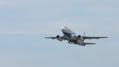 PHUKET, THAILAND - Şubat 06, 2023: Bangkok Airways Airbus A320, Phuket Havaalanı. Jet uçağı kalkıyor. Turizm ve seyahat kavramı