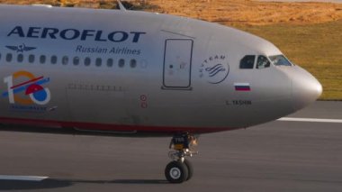 PHUKET, THAILAND - 8 Şubat 2023: Phuket havaalanında taksicilik yapan geniş gövdeli Aeroflot uçağı, orta ölçekli çekim. Kokpitin manzarası. Turizm seyahati kavramı