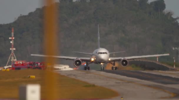 Phuket Thailand Şubat 2023 Azur Hava Itfaiye Araçları Havaalanında Uçak — Stok video